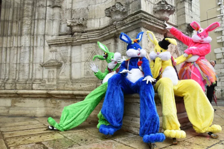 Lapinou's Foufous - Echassiers en déambulation - Théâtre de rue - Sur Mesure Spectacles