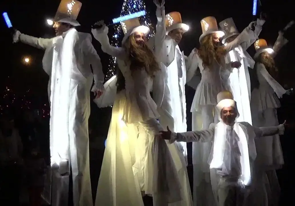 Le bal de la vie- Echassiers en déambulation - Théâtre de rue - Sur Mesure Spectacles