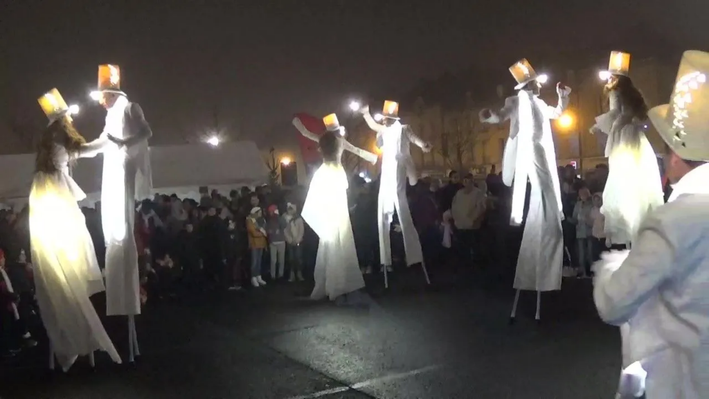 Le bal de la vie- Echassiers en déambulation - Théâtre de rue - Sur Mesure Spectacles