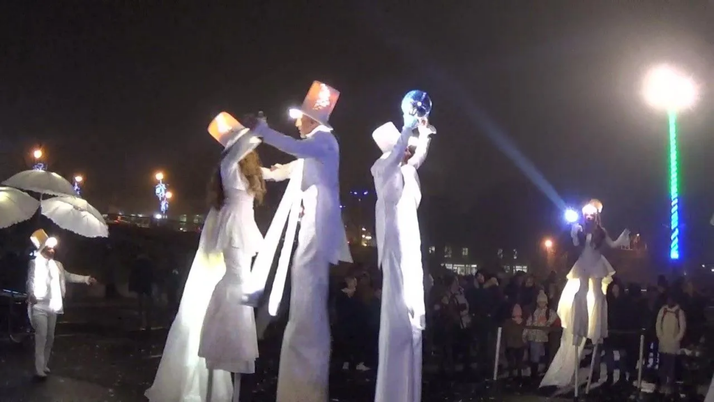 Le bal de la vie- Echassiers en déambulation - Théâtre de rue - Sur Mesure Spectacles
