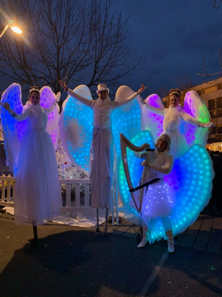 Les anges - Echassiers en déambulation - Théâtre de rue - Sur Mesure Spectacles