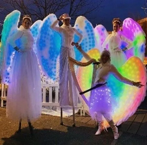 Les anges - Echassiers en déambulation - Théâtre de rue - Sur Mesure Spectacles