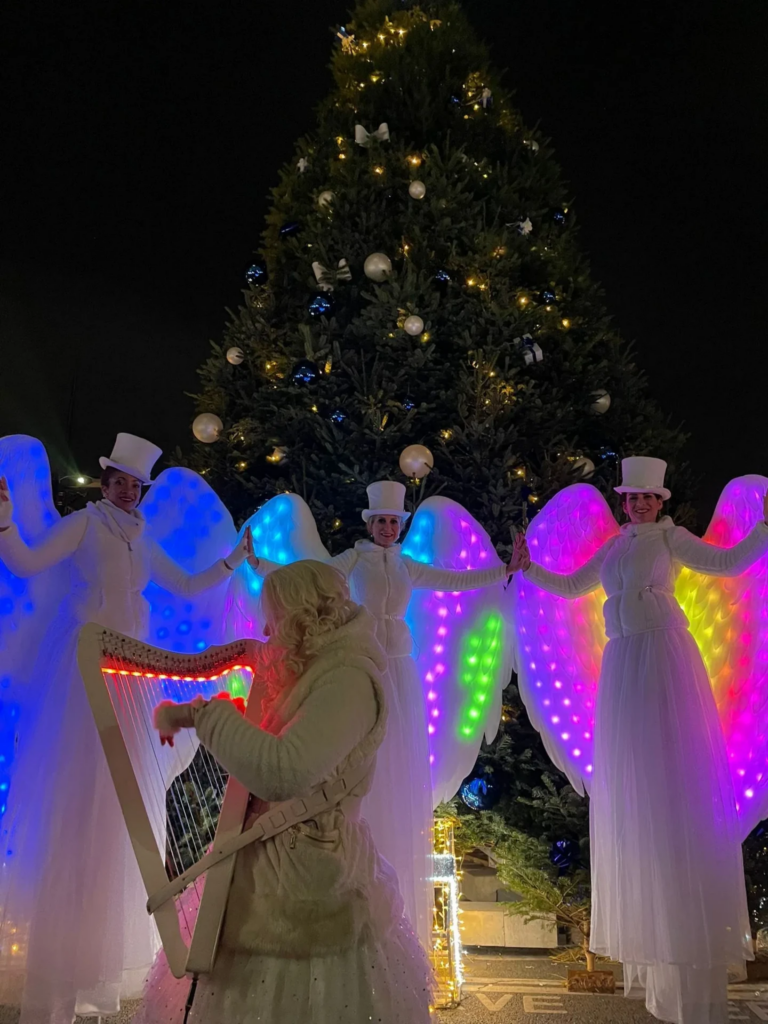 Les anges - Echassiers en déambulation - Théâtre de rue - Sur Mesure Spectacles