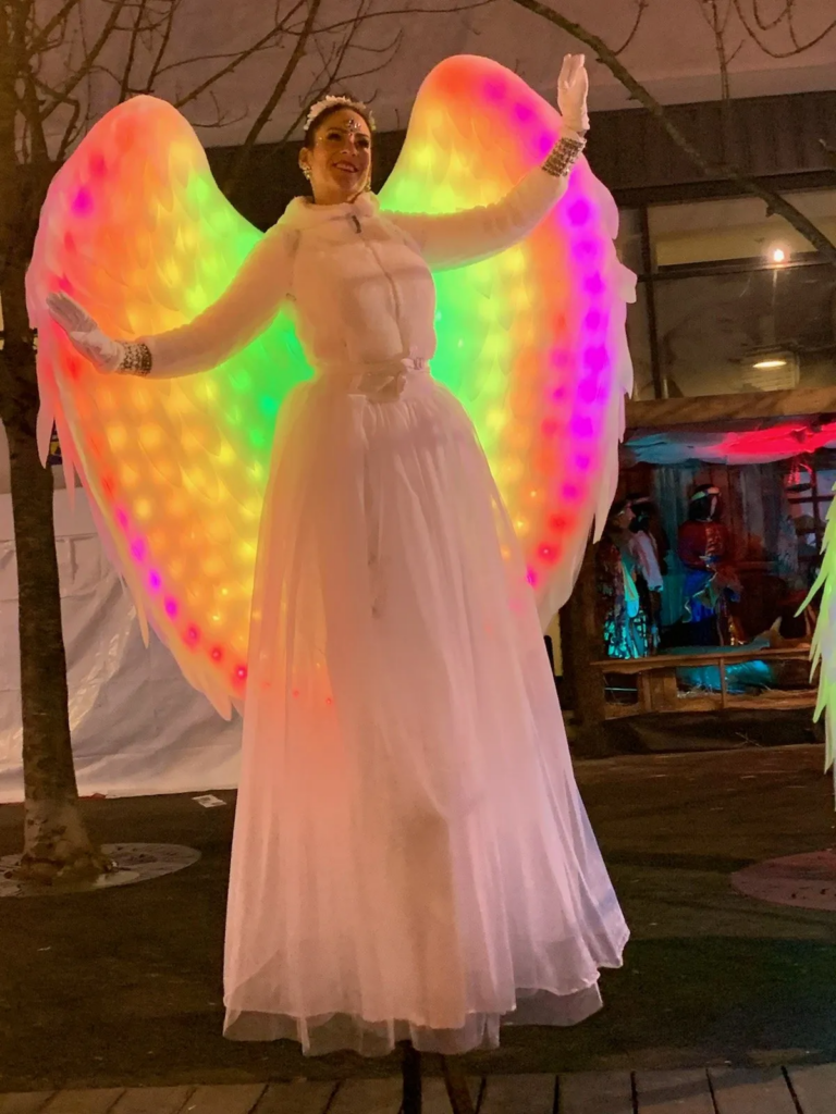 Les anges - Echassiers en déambulation - Théâtre de rue - Sur Mesure Spectacles