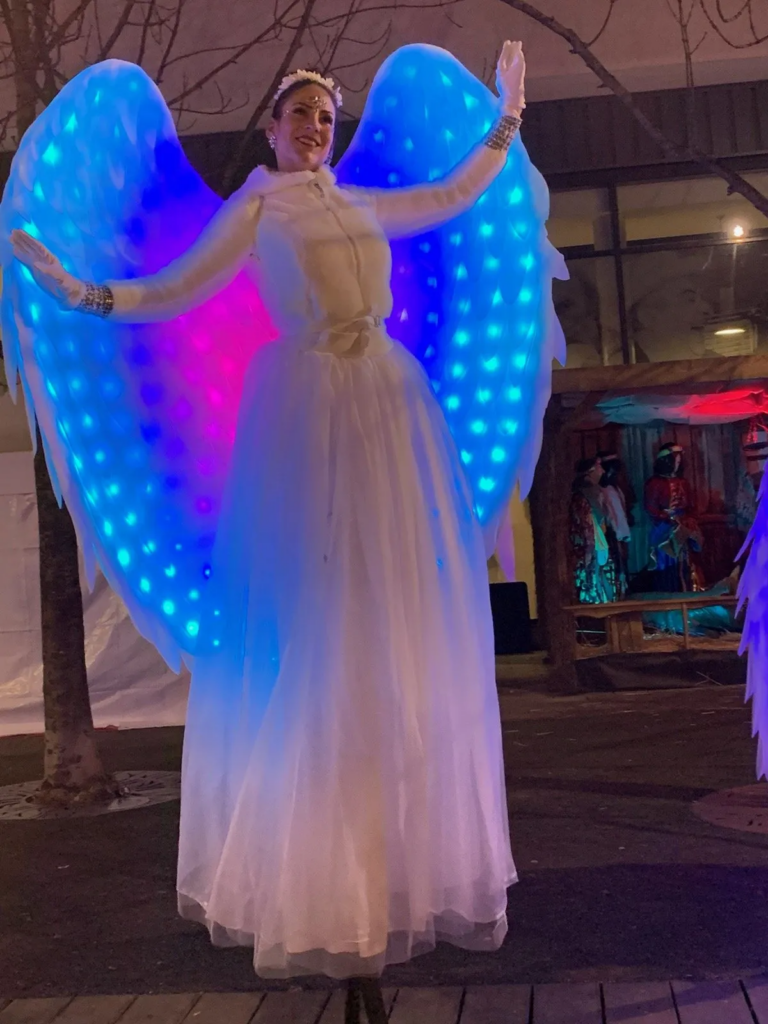 Les anges - Echassiers en déambulation - Théâtre de rue - Sur Mesure Spectacles