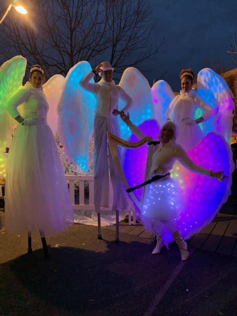 Les anges - Echassiers en déambulation - Théâtre de rue - Sur Mesure Spectacles