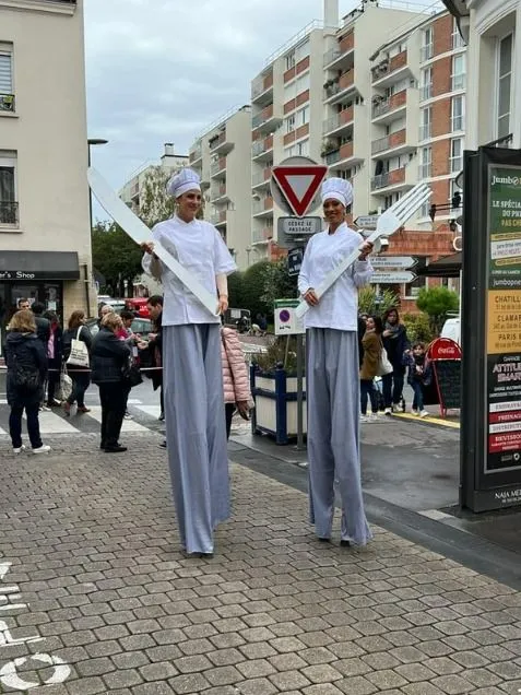 Les Cuisiniers - Echassiers en déambulation - Théâtre de rue - Sur Mesure Spectacles

