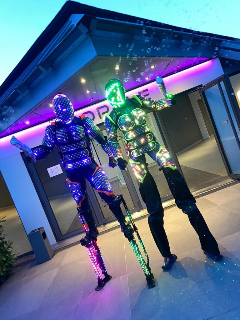 Les Echassiers Robot Lumineux - Echassiers en déambulation - Théâtre de rue - Sur Mesure Spectacles
