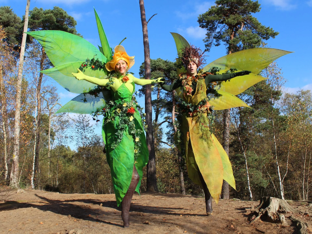 les elfes nature - Echassiers en déambulation - Théâtre de rue - Sur Mesure Spectacles