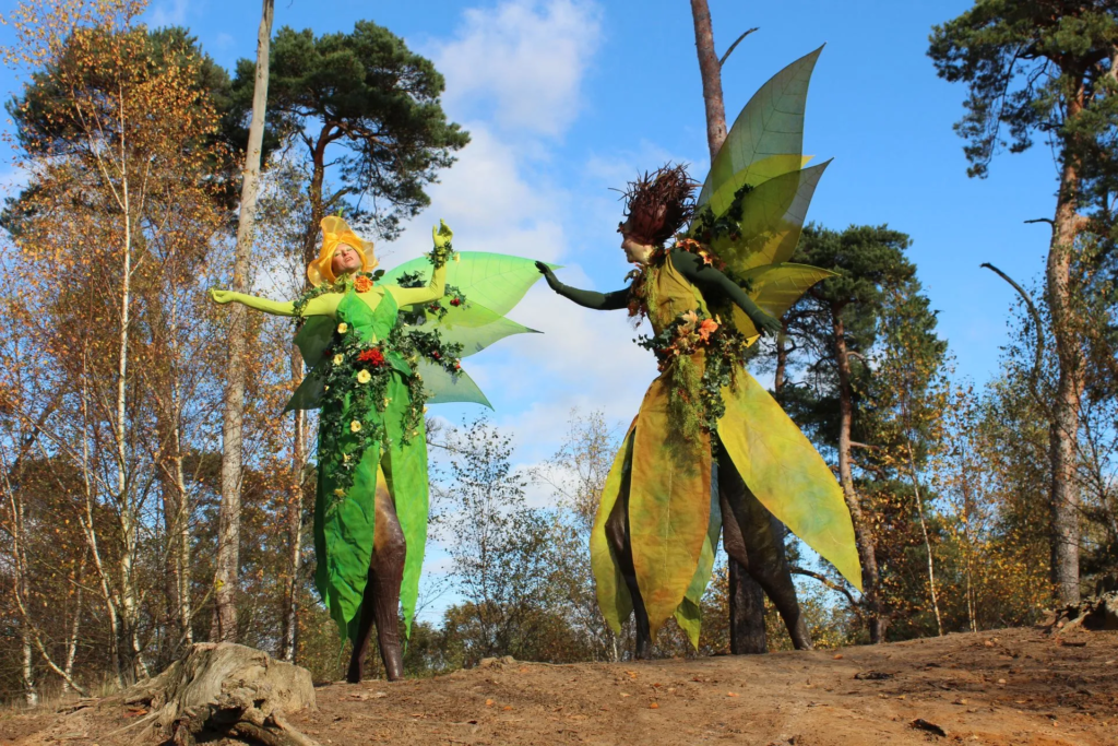 les elfes nature - Echassiers en déambulation - Théâtre de rue - Sur Mesure Spectacles