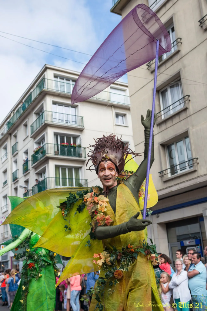 les elfes nature - Echassiers en déambulation - Théâtre de rue - Sur Mesure Spectacles