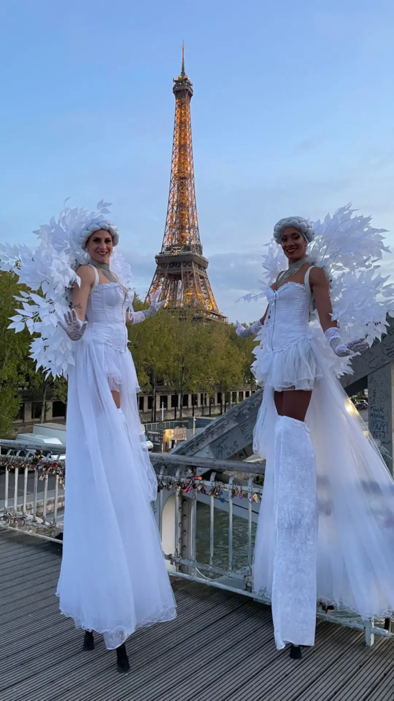 Les Esprits Blancs - Echassiers en déambulation - Théâtre de rue - Sur Mesure Spectacles