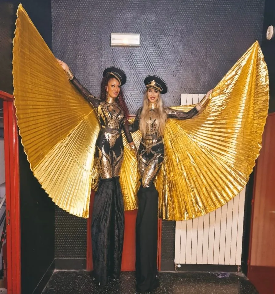 Les Gold and Black - Echassiers en déambulation - Théâtre de rue - Sur Mesure Spectacles
