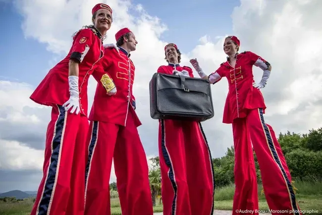 Les Grooms - Echassiers en déambulation - Théâtre de rue - Sur Mesure Spectacles