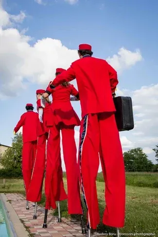 Les Grooms - Echassiers en déambulation - Théâtre de rue - Sur Mesure Spectacles