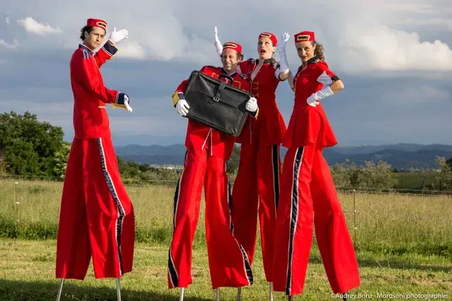 Les Grooms - Echassiers en déambulation - Théâtre de rue - Sur Mesure Spectacles