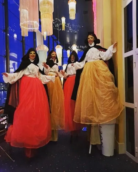 Les Mystérieuses- Echassiers en déambulation - Théâtre de rue - Sur Mesure Spectacles