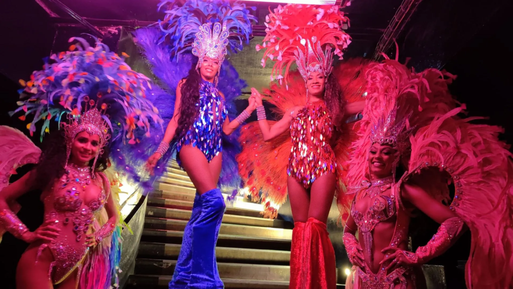 Les Plumes de Rio - Echassiers en déambulation - Théâtre de rue - Sur Mesure Spectacles
