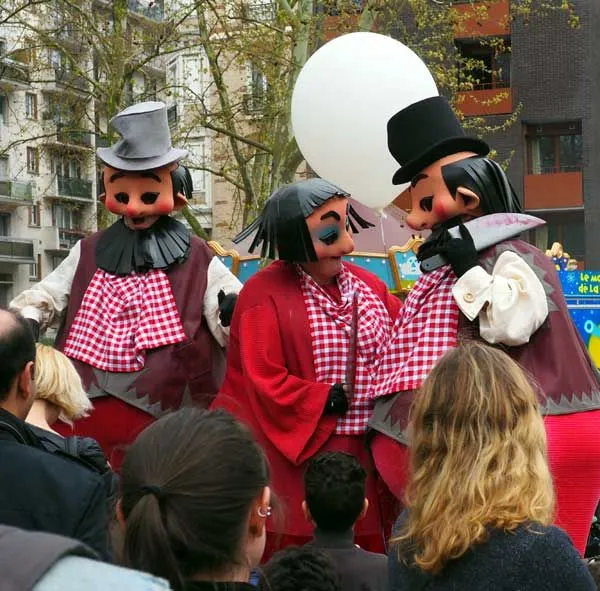 Les Zogres - Echassiers en déambulation - Théâtre de rue - Sur Mesure Spectacles
