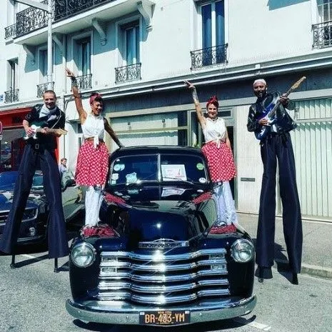 Les sixties - Echassiers en déambulation - Théâtre de rue - Sur Mesure Spectacles
