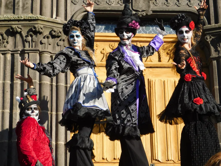 Los muertos - Echassiers - Théâtre de rue - Sur Mesure Spectacles