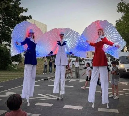 Made in France- Echassiers en déambulation - Théâtre de rue - Sur Mesure Spectacles