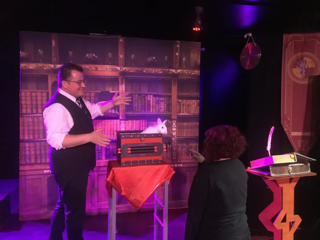 Le Bureau de la Magic Academy : Une aventure magique et interactive - Spectacle- Magie et mystère - Sur Mesure Spectacles