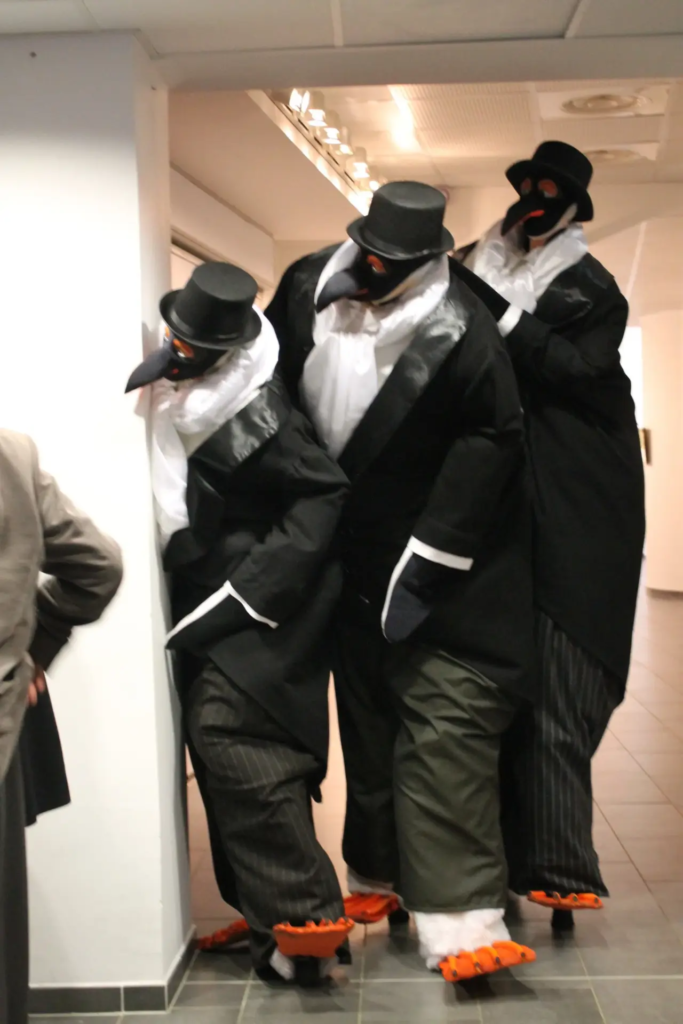 Les manchots - Echassiers en déambulation - Théâtre de rue - Sur Mesure Spectacles
