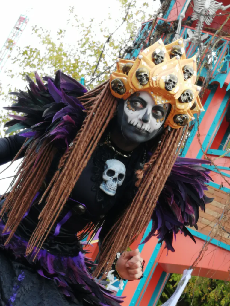 Dark Voodoo - Mysterious Voodoo - Echassiers en déambulation - Théâtre de rue - Sur Mesure Spectacles