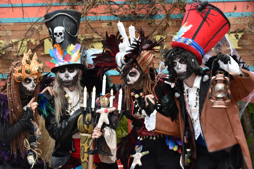 Dark Voodoo - Mysterious Voodoo - Echassiers en déambulation - Théâtre de rue - Sur Mesure Spectacles