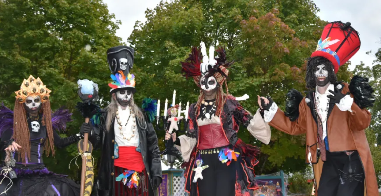 Dark Voodoo - Mysterious Voodoo - Echassiers en déambulation - Théâtre de rue - Sur Mesure Spectacles