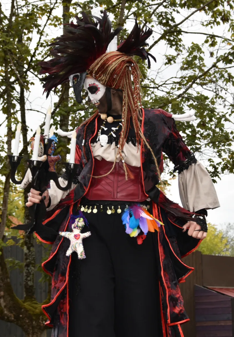 Dark Voodoo - Mysterious Voodoo - Echassiers en déambulation - Théâtre de rue - Sur Mesure Spectacles