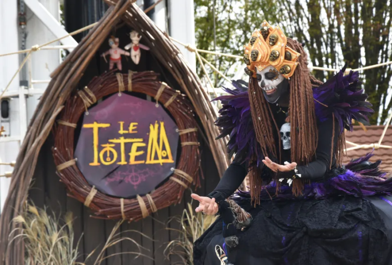 Dark Voodoo - Mysterious Voodoo - Echassiers en déambulation - Théâtre de rue - Sur Mesure Spectacles