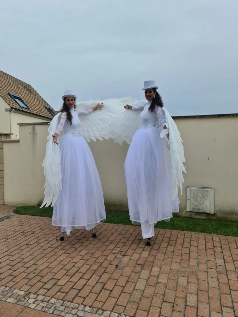 Les oiseaux majestueux- Echassiers en déambulation - Théâtre de rue - Sur Mesure Spectacles
