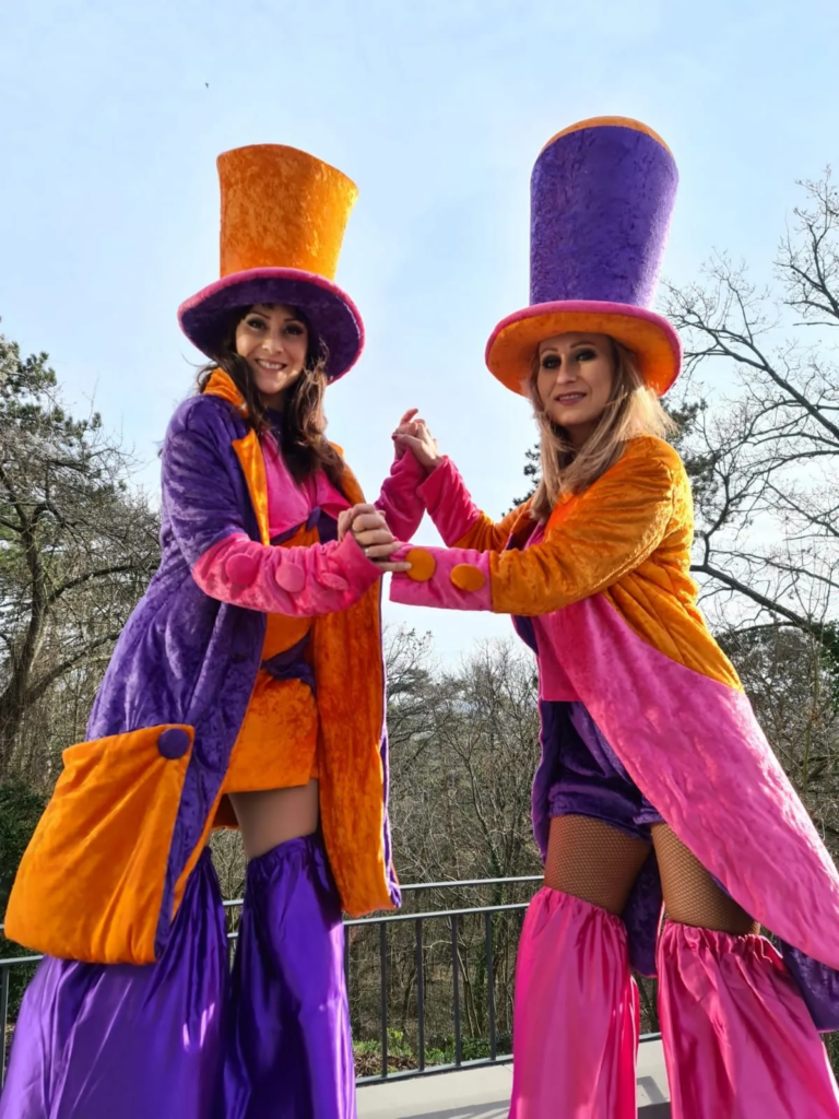 Les Pop Color - Echassiers en déambulation - Théâtre de rue - Sur Mesure Spectacles
