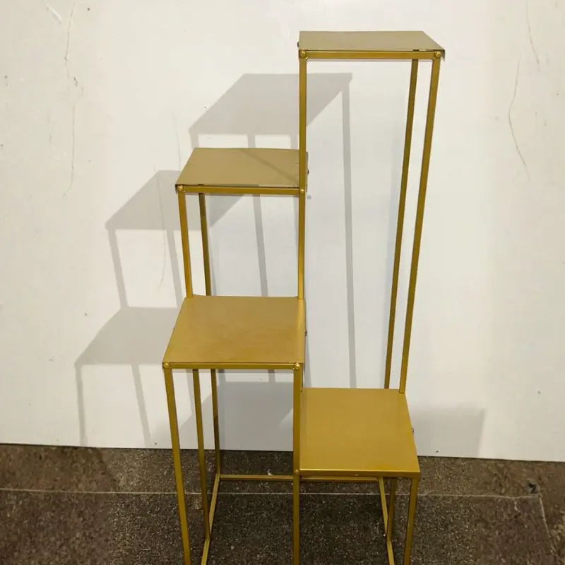 Présentoir doré - Location mobilier & décorations - Sur Mesure Spectacles