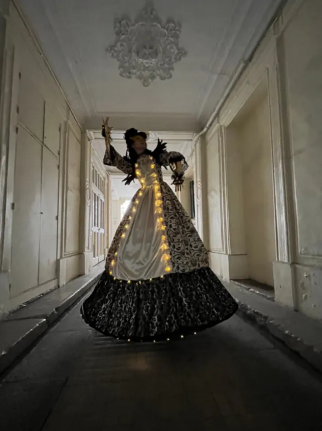 Satine Venise - Echassiers en déambulation - Théâtre de rue - Sur Mesure Spectacles
