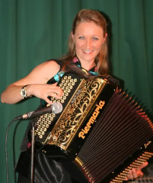Valérie Germain - Accordéoniste - Sur Mesure Spectacles