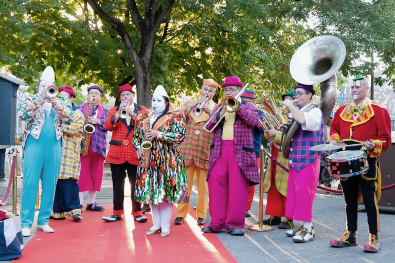 Les Clowns en Folie - Ambiance musicale - Sur Mesure Spectacles