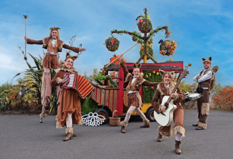 Le Manège aux Écureuils - Spectacle fixe et déambulatoire - Sur Mesure Spectacles