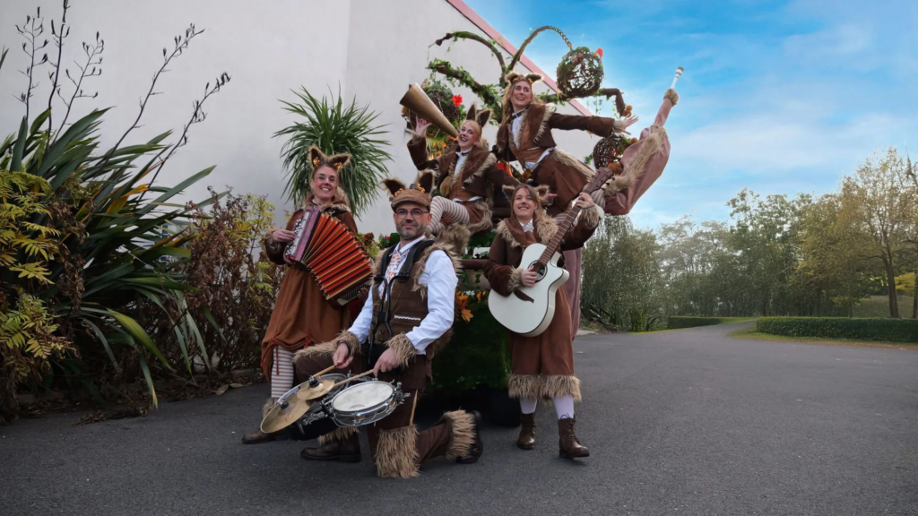 Le Manège aux Écureuils - Spectacle fixe et déambulatoire - Sur Mesure Spectacles