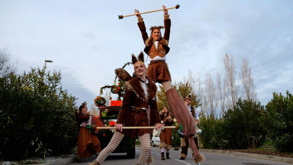 Le Manège aux Écureuils - Spectacle fixe et déambulatoire - Sur Mesure Spectacles