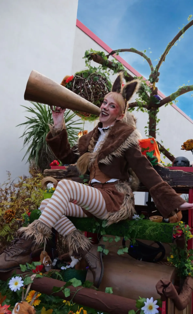 Le Manège aux Écureuils - Spectacle fixe et déambulatoire - Sur Mesure Spectacles