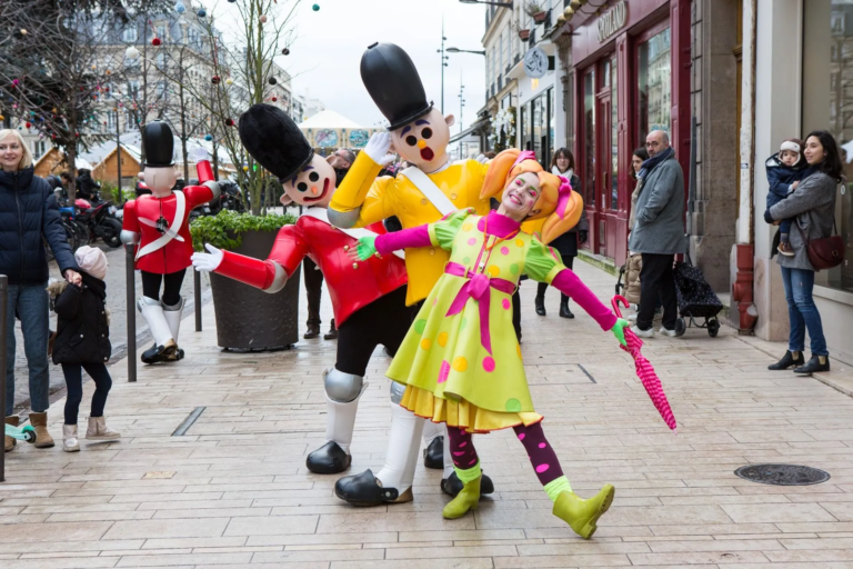 Les Soldats Jouets - Rencontres insolites - Sur Mesure Spectacles