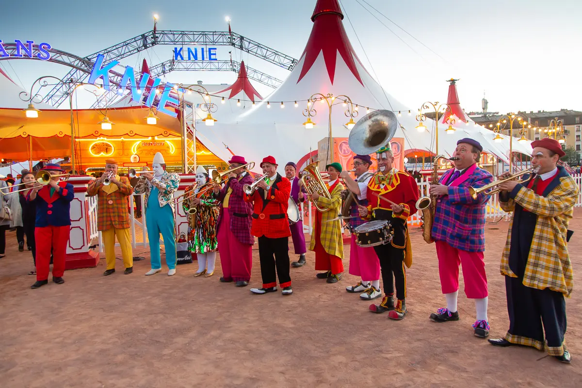 Les Clowns en Folie - Ambiance musicale - Sur Mesure Spectacles