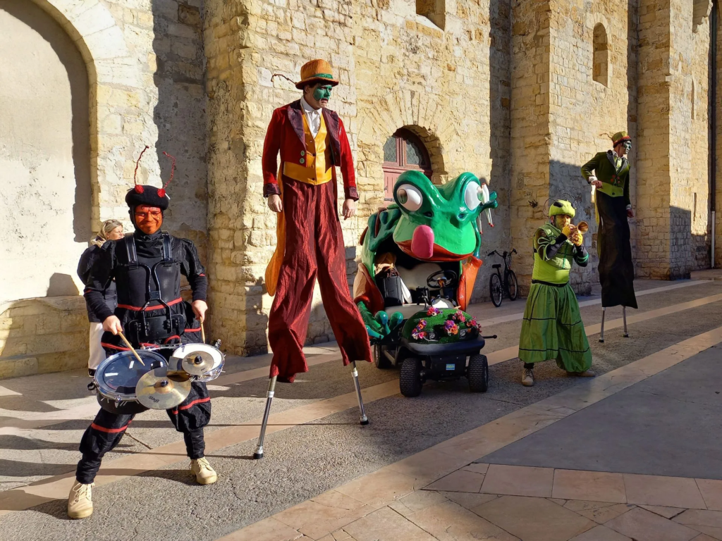 Folie Verte - Spectacle fixe et déambulatoire - Sur Mesure Spectacles
