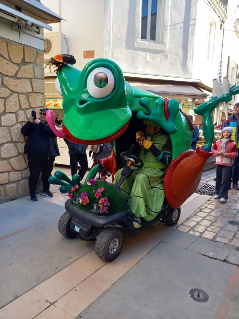 Folie Verte - Spectacle fixe et déambulatoire - Sur Mesure Spectacles