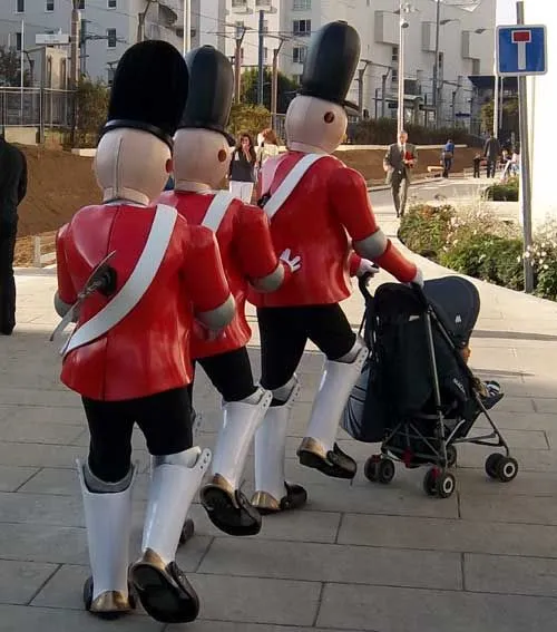 Les Soldats Jouets - Rencontres insolites - Sur Mesure Spectacles