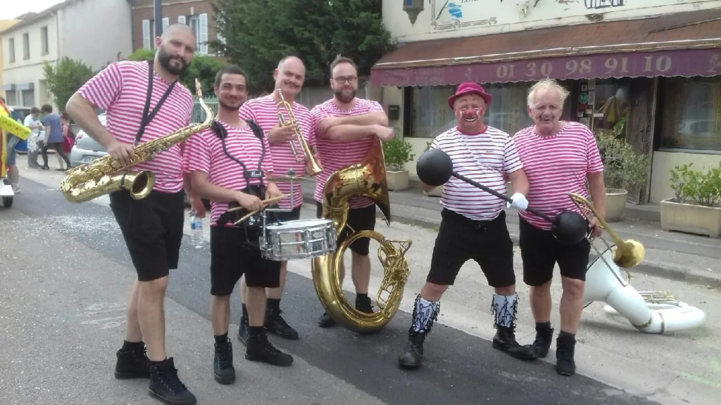 Les Hommes Forts - Spectacle fixe et déambulatoire - Sur Mesure Spectacles