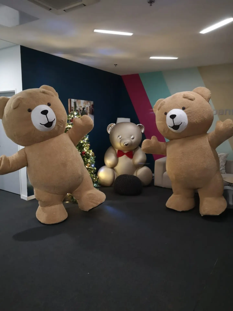 Les Ours Brun - animation gonflable - Rencontres insolites - Sur Mesure Spectacles